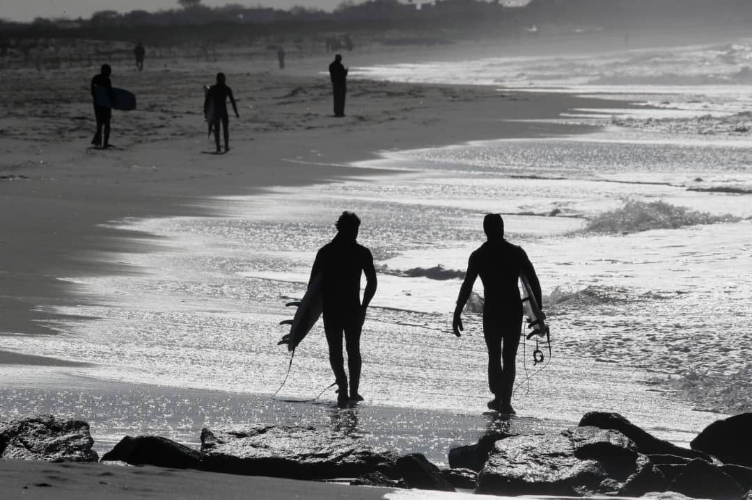 تقاليد الشواطئ الأميركية تتهاوى تحت أمواج كورونا