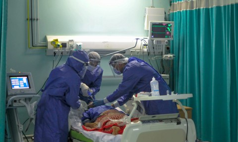 بعد موجة من الاستقالات الجماعية.. مصر تحقق في وفاة طبيب أصيب بفيروس كورونا