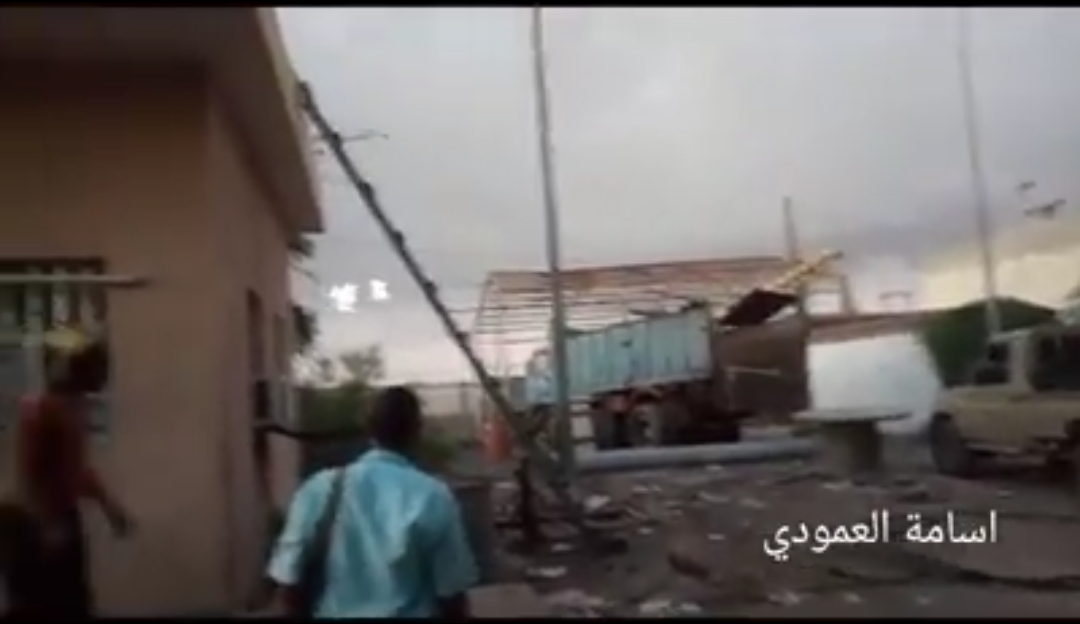 شاهد بالفيديو: انفجار عمود بمحطة عباس للكهرباء بلحج كاد يسبب كارثة 