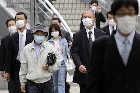 لماذا ينبغي الاستمرار في ارتداء الكمامات؟