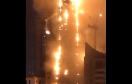 حريق هائل يلتهم برج سكني مكون من 50 طابق بالإمارات 