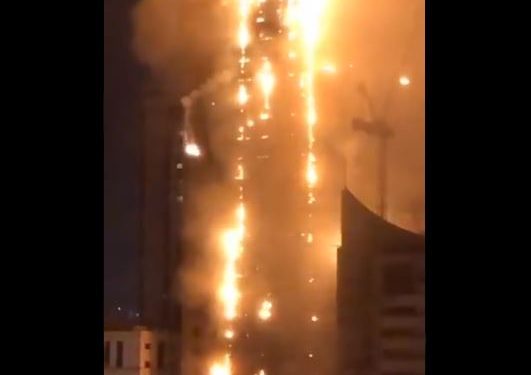 حريق هائل يلتهم برج سكني مكون من 50 طابق بالإمارات 