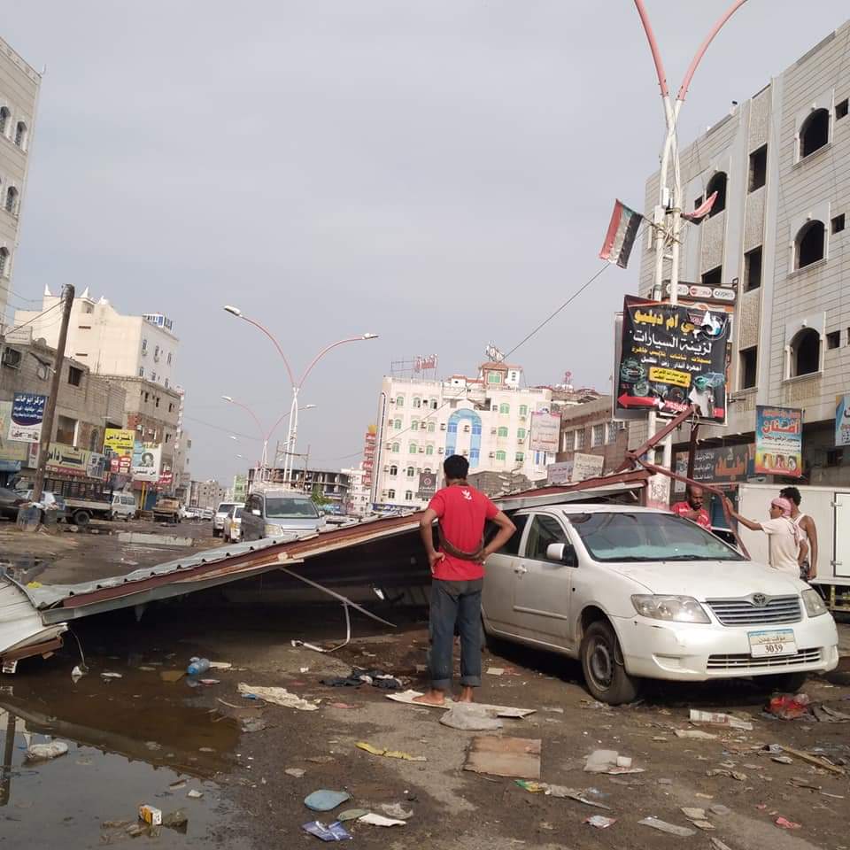 شاهد ما احدثته الرياح والرعود من أضرار في عدن فجر اليوم