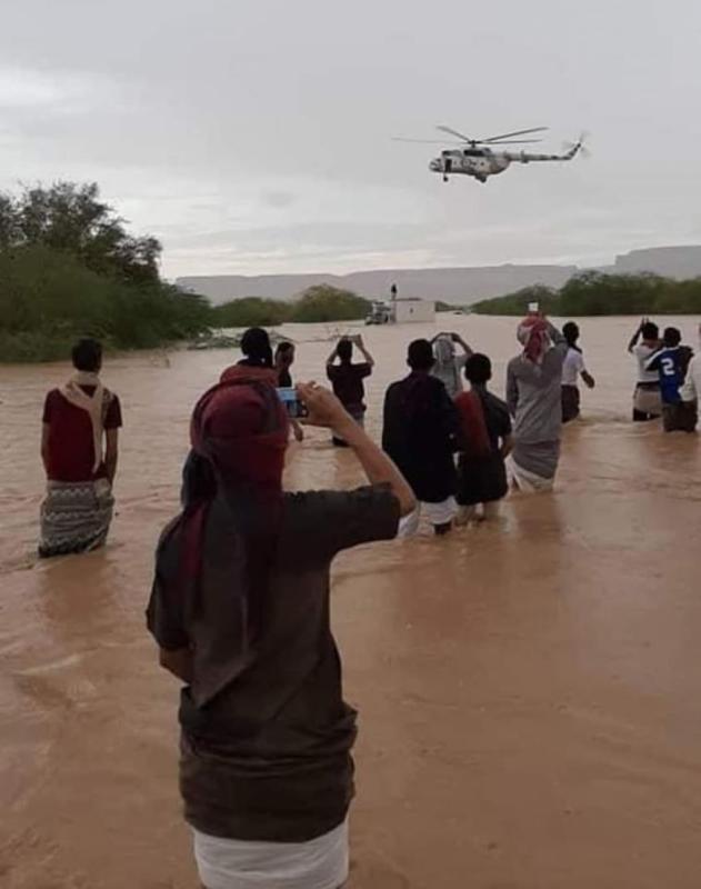 سيئون : مروحية عسكرية تنقذ مواطن علق مع سيارته في السيول ( صورة )