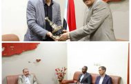  بن بريك يستقبل رئيس الصليب الأحمر الجديد ويهدي نائب رئيس البعثة السابق خنجر يمني 