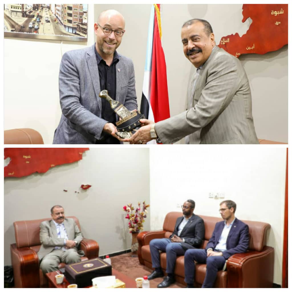 بن بريك يستقبل رئيس الصليب الأحمر الجديد ويهدي نائب رئيس البعثة السابق خنجر يمني 