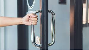 خبيرة تكشف عن تطوير طلاء مضاد للفيروسات المعدية لمقابض الأبواب!