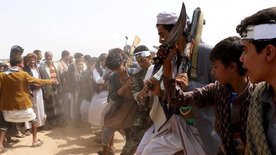 هكذا  ينهب مشرفي الحوثي اصحاب المحلات التجارية في صنعاء بقوة السلاح 