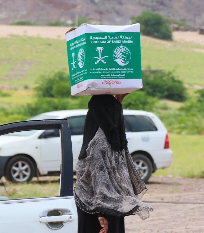 مركز الملك سلمان مستمر في تقديم المساعدات الغذائية للنازحين والمتضررين من الامطار بعدن