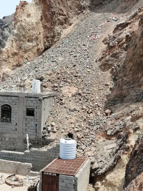 انهيار صخري يخلف اضرار مادية بالغة بمنازل وممتلكات المواطنين في عدن 
