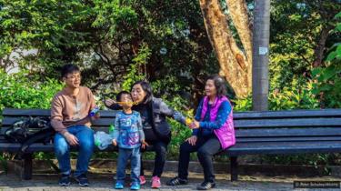 فيروس كورونا: كيف يغير الوباء العلاقات بين الأزواج والأصدقاء في المجتمع؟