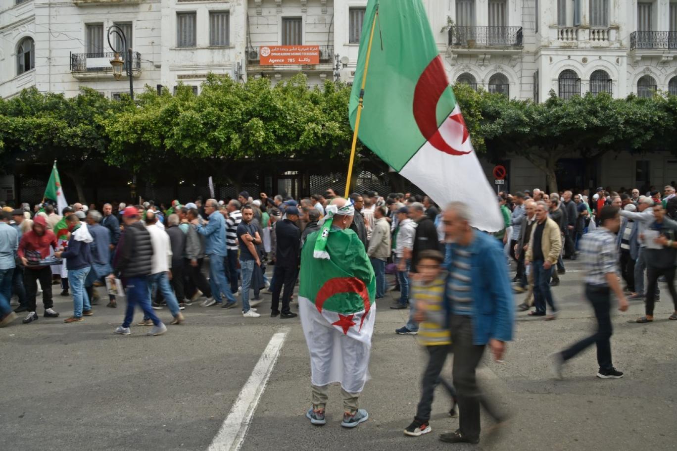 مشكلة الثورات السلمية بعد الثورات العنفية