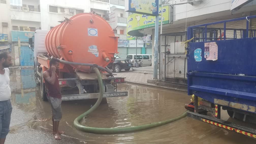 أمطار فجر اليوم: فرق طوارئ محلي المنصورة تباشر اعمال شفط مياه الامطار
