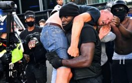 رجل أسود يحمل متطرفا على ظهره لينقذه من موت محقق في لندن
