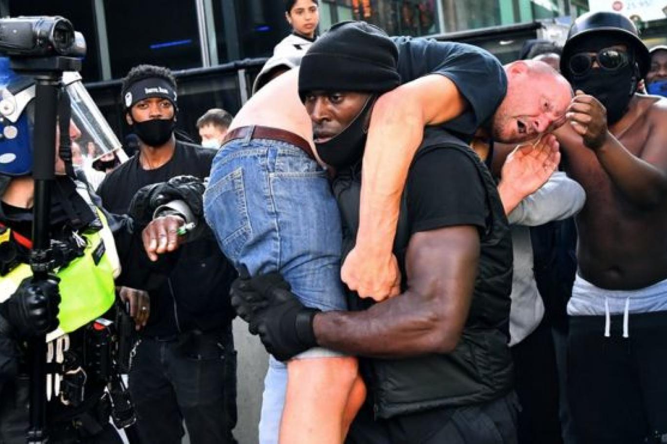 رجل أسود يحمل متطرفا على ظهره لينقذه من موت محقق في لندن