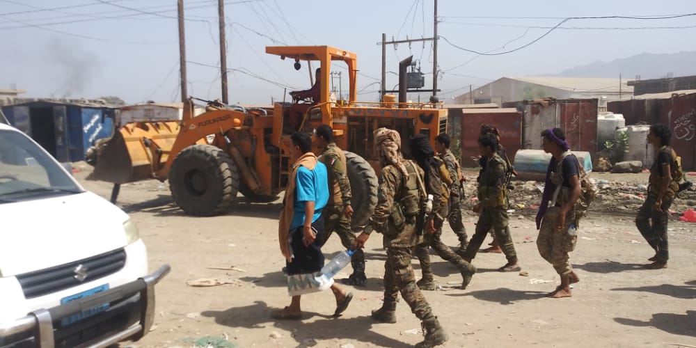 الضالع: تشهد تنفيذ حملة واسعة لرفع المخلفات واصلاح اضرار السيول في سوق سناح 