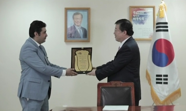 منظمة رسل السلام تمنح سفير كوريا الجنوبية في اليمن وسامها
