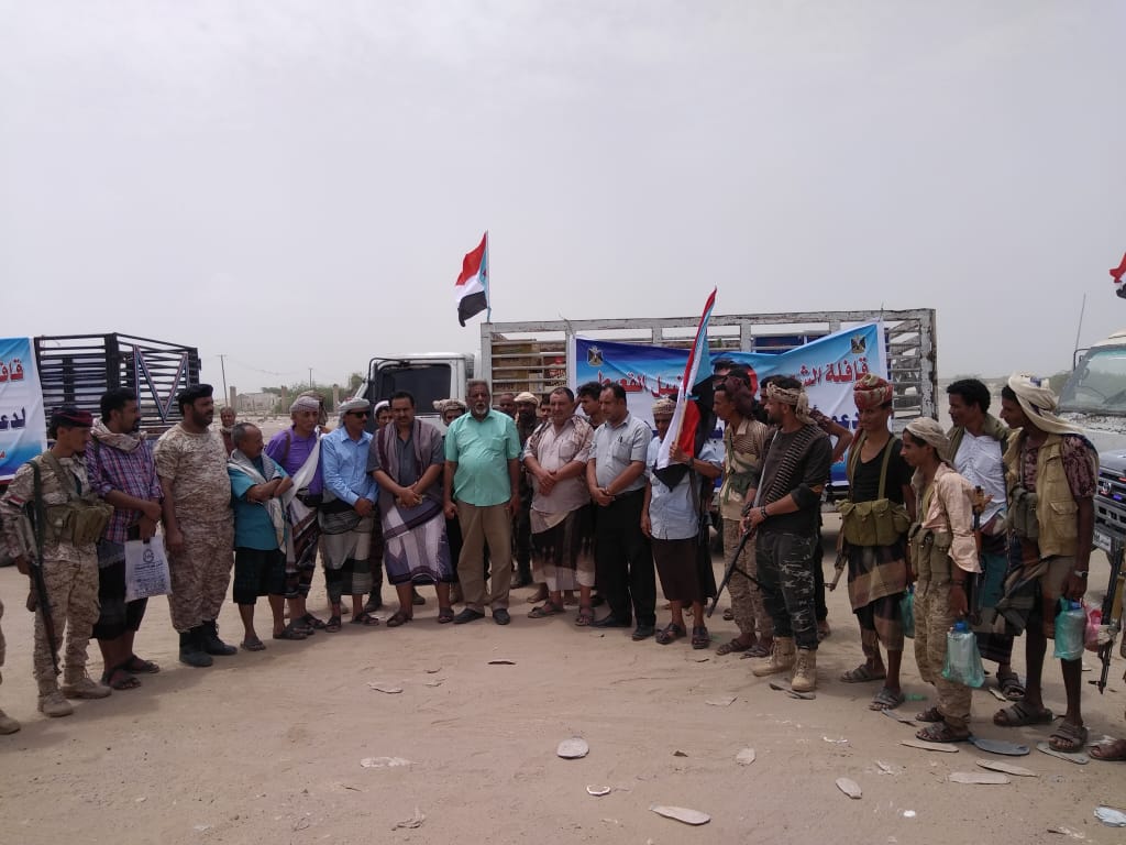 أبناء وادي حطيب القعيطي يسيرون قافلة غذائية دعما للمقاتلين في أبين