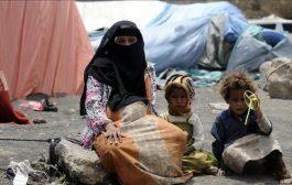 الصليب الأحمر يوزع مساعدات غذائية على آلاف النازحين باليمن