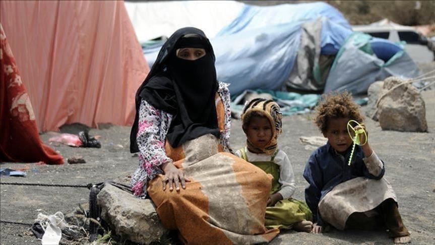 الصليب الأحمر يوزع مساعدات غذائية على آلاف النازحين باليمن