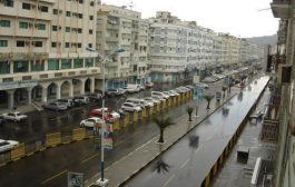 للمطالبة بتسليم قتلة البكري  . . مسلحون يتجمعون امام شرطة المعلا