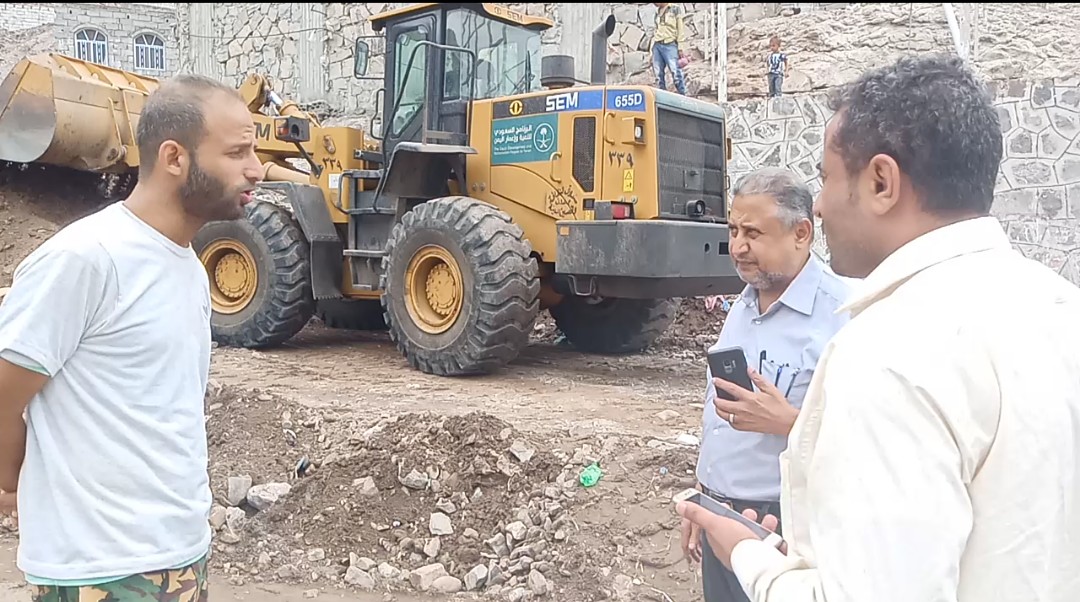 مدير عام نظافة عدن يشرف على أعمال شفط مياه الأمطار ورفع المخلفات في عدد من مديريات المحافظة
