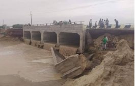 السيول تتسبب  بانهيار جسر منطقة جلعة بمديرية رضوم شبوة