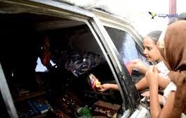 طفل يمني حول سيارة والدة الذي دمرتها الحرب إلى متجر