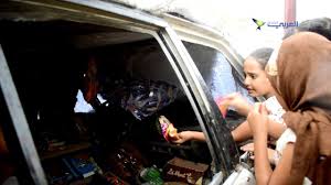طفل يمني حول سيارة والدة الذي دمرتها الحرب إلى متجر