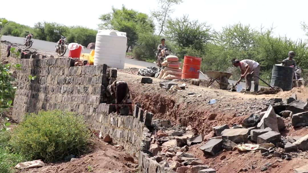 مؤسسة الطرق والجسور بمحافظة الضالع تعمل على إصلاح أضرار السيول في أجزاء من طريق مديرية الأزارق