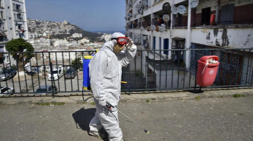 مدير مستشفى جزائري يلقي بنفسه من الطابق الثالث هرباً من أهل متوفٍ بـ«كورونا»
