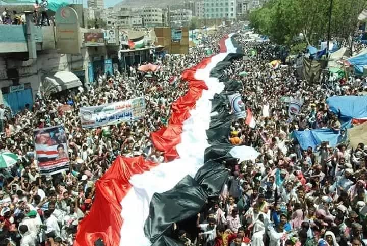الآلاف من ابناء الحجرية يتظاهرون ضد الإصلاح ويوجهون رسائل نارية للرئاسة.. صور