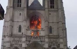 رجال الاطفاء يطوقون حريقا في كاتدرائية نانت غرب فرنسا