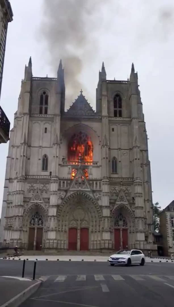 رجال الاطفاء يطوقون حريقا في كاتدرائية نانت غرب فرنسا
