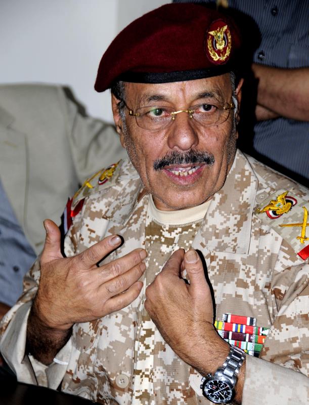 ضابط : يكشف دور نائب الرئيس علي محسن الأحمر في سقوط ردمان بيد الحوثي؟