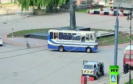 بالفيديو: رجل يحتجز 20 رهينة في حافلة بأوكرانيا ويقدم مطالب غريبة، ويحمل متفجرات وأسلحة