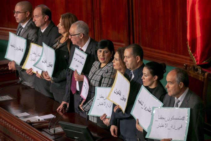 فوضى في البرلمان التونسي تزيد من عزلة حركة النهضة