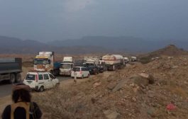 عشرات من الجنود يقطعون خط بوابة معسكر الخطابية في محافظة لحج
