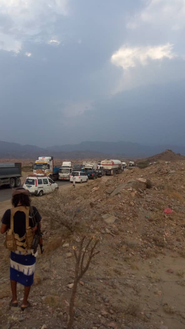 عشرات من الجنود يقطعون خط بوابة معسكر الخطابية في محافظة لحج