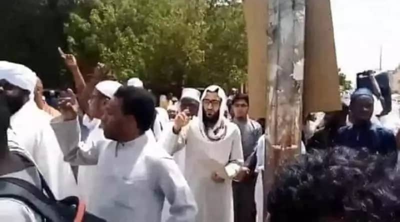 الحوثي يفاجئ السودانيين في بلادهم.. الإخوان يعيدون مسلسل (بن لادن)