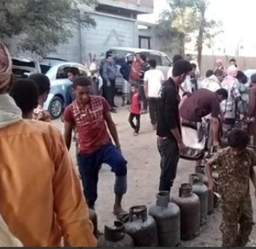 مواطنون يطالبون في لحج الجهات المسؤولة بضبط المتلاعبين في محطة الغاز الحسيني