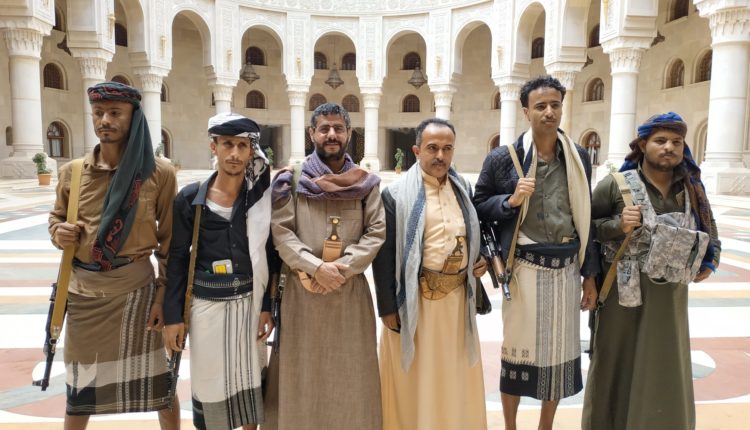جماعة الحوثي تعلن انشقاق قائد عسكري عن الشرعية 