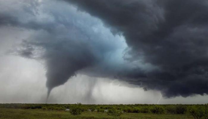 منسوب الأمطار المصاحبة للعاصفة 15 بوصة.. وأوامر بإخلاء المنازل في تكساس