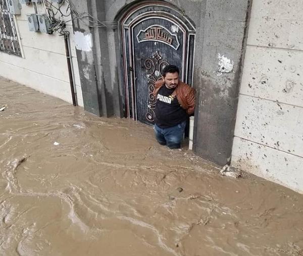 توقعات جديدة للطقس خلال الساعات القادمة وتحذيرات..وفيديو لسحابة كبيرة ورعد في لحج
