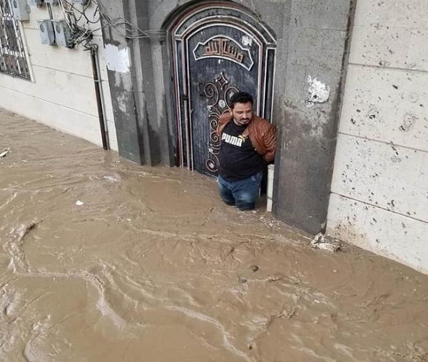 توقعات جديدة للطقس خلال الساعات القادمة وتحذيرات..وفيديو لسحابة كبيرة ورعد في لحج