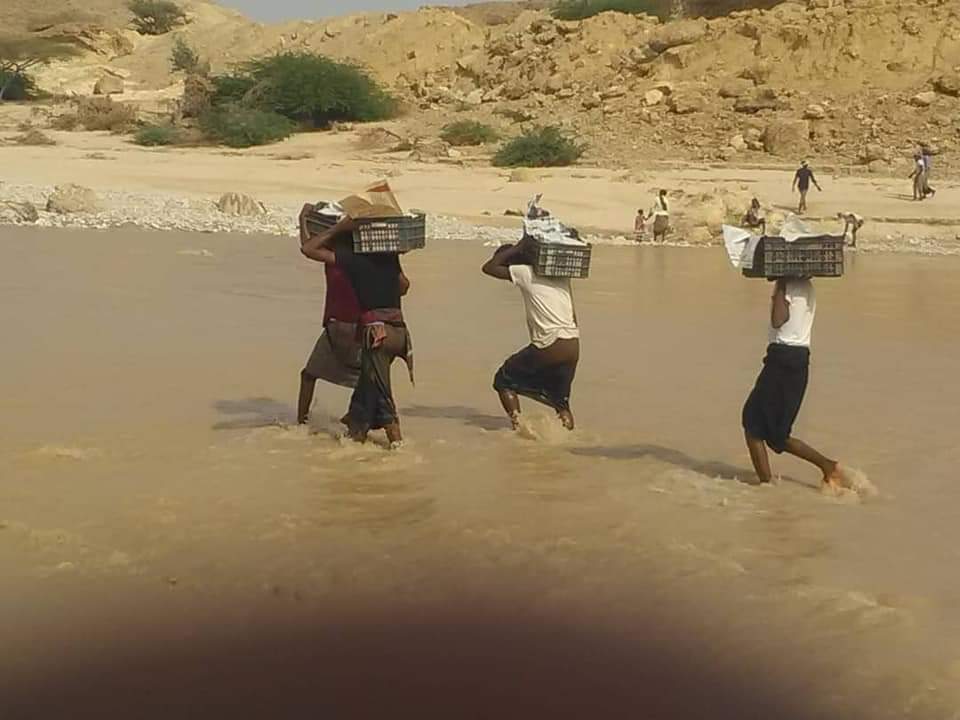 معاناة ابناء مديرية حجر ..ومطالب ببناء جسر