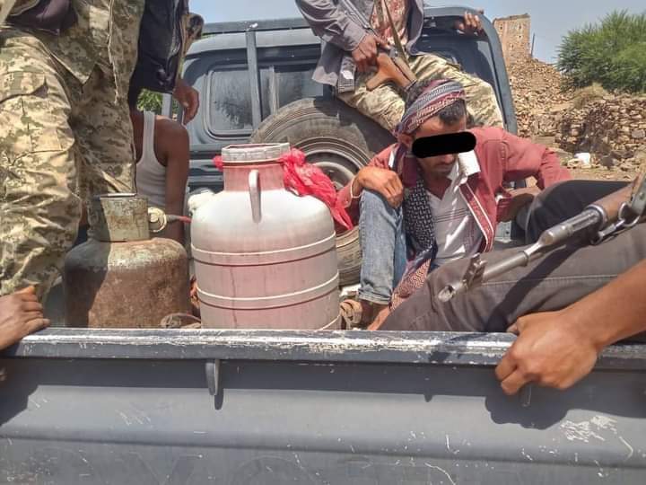 الحزام الأمني بالضالع يداهم مكان لتوزيع الخمور في الحصين