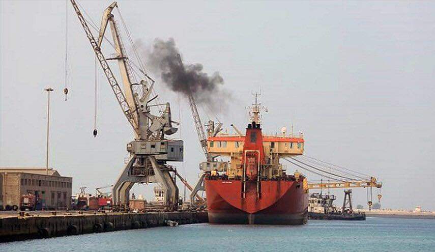 الحكومة اليمنية تؤكد حرصها على وصول المشتقات عبر ميناء الحديدة رغم الخرق الحوثي