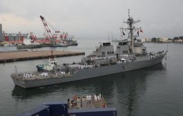 البحرية الاميركية تفقد 8 افراد في غرق سفينة هجومية
