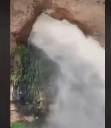 بالفيديو.. عين جارية بالمياه العذبة تنفجر في احد جبال اليمن